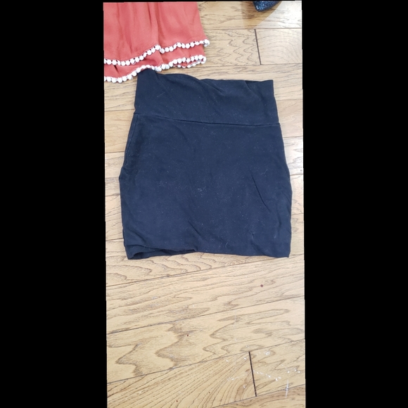 Black mini skirt - Picture 2 of 2